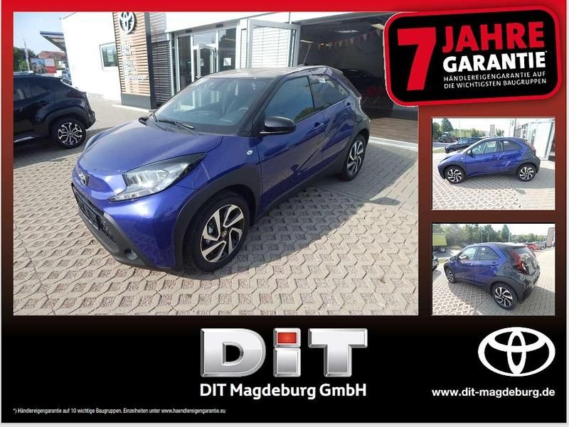 Juniper blue (8y8)/ black mica Neu 2025 Toyota Aygo Kleinwagen | 18.190 € - Bild 1/4