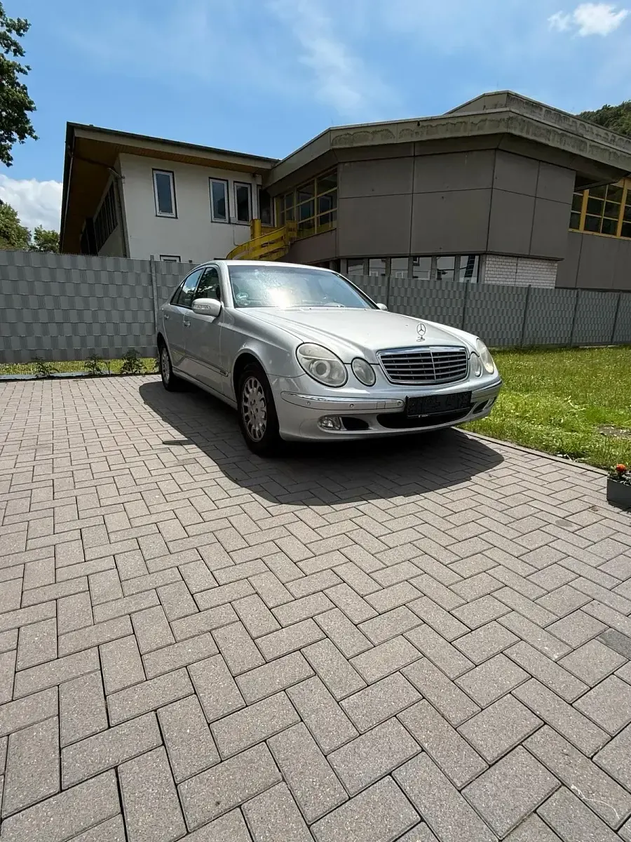 Gebraucht Mercedes E220 150 PS (110 kW) 2004 Silber Limousine