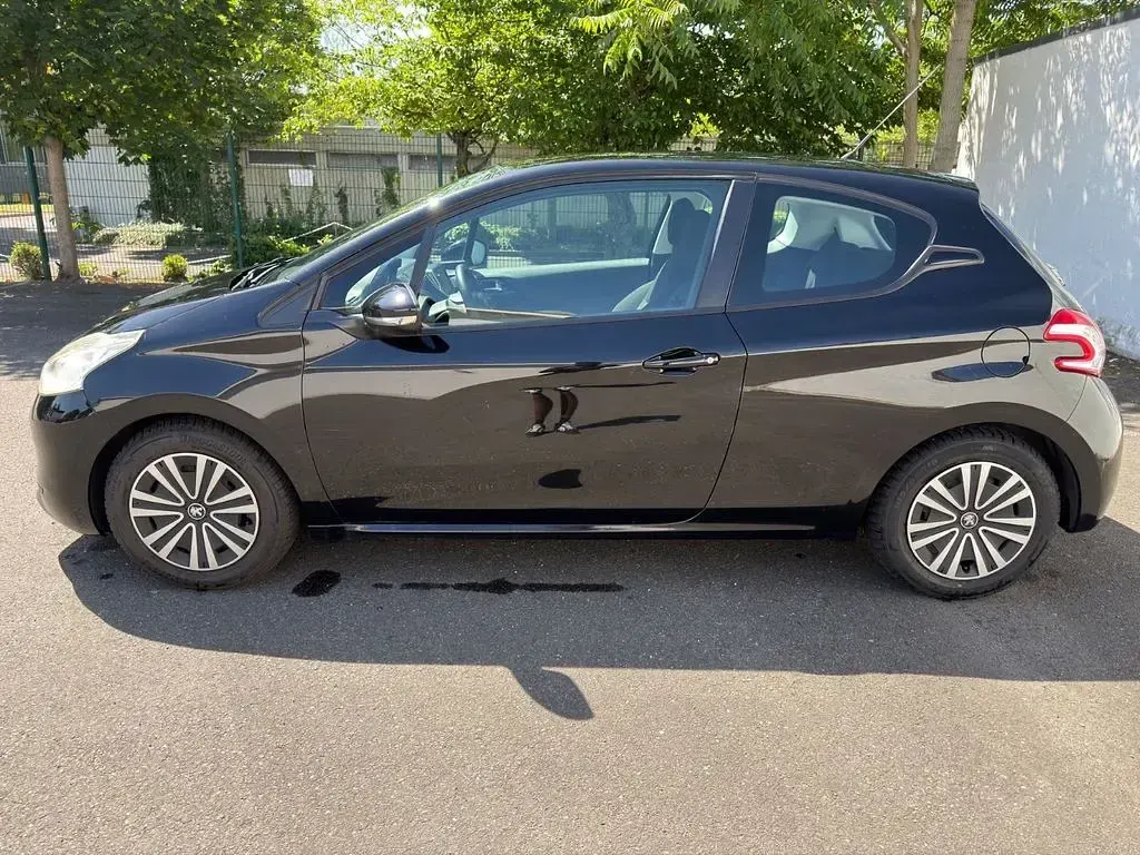 Gebraucht Peugeot 208 Active 95 PS (69 kW) 2012 Schwarz Kleinwagen