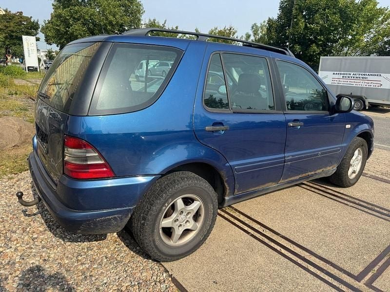 Gebraucht Mercedes ML270 163 PS (119 kW) 2001 Jaspisblau  metalliclack SUV