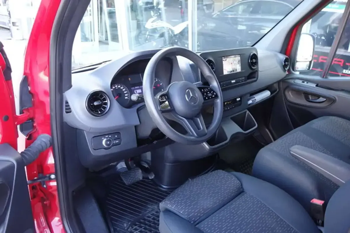 Używany Mercedes Sprinter 170 KM (125 kW) 2022 Czerwony Van