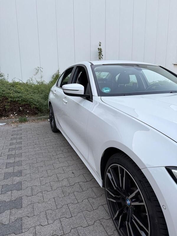 Weiß Gebraucht 2020 BMW 320 Limousine | 22.000 € - Bild 1/4