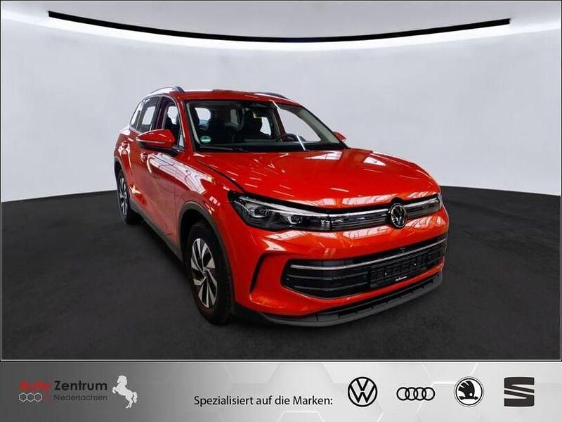 Persimmon red metallic Gebraucht 2024 VW Tiguan Life SUV | 36.970 € (Fairer Preis) - Bild 1/4