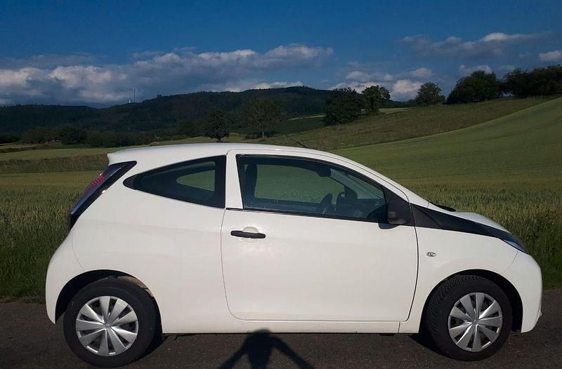 Gebraucht Toyota Aygo 69 PS (50 kW) 2017 Weiß Kleinwagen