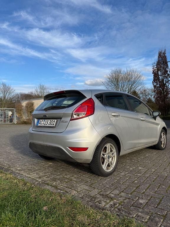 Gebraucht Ford Fiesta Ambiente 75 PS (55 kW) 2014 Silber Kleinwagen