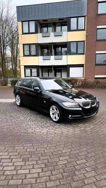 Schwarz Gebraucht 2010 BMW 320 Kombi | 3.850 € (Guter Preis) - Bild 1/4