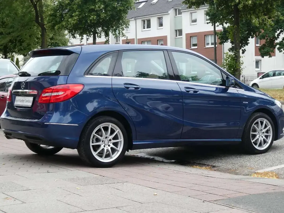 Gebraucht Mercedes B180 AMG Edition 1 122 PS (89 kW) 2013 Blau Kleinwagen