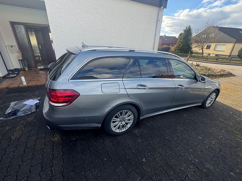 Gebraucht Mercedes E220 Avantgarde 170 PS (125 kW) 2014 Grau Kombi
