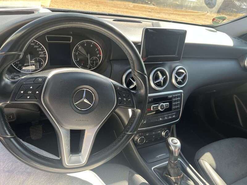 Grau Gebraucht 2015 Mercedes A180 Kleinwagen | 12.000 € (Fairer Preis) - Bild 1/4