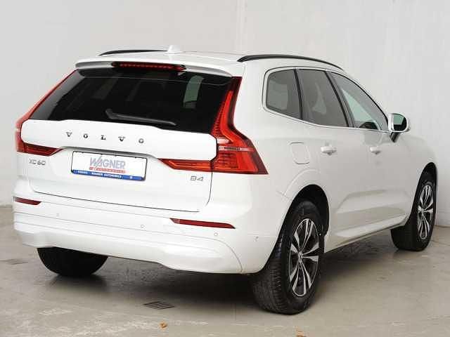 Gebraucht Volvo XC60 Momentum 197 PS (144 kW) 2022 Weiß SUV