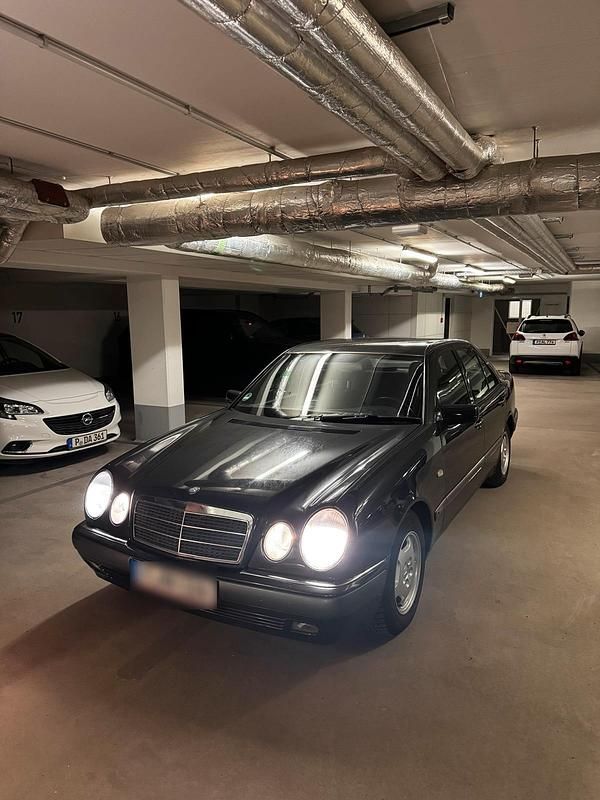 Gebraucht Mercedes E230 140 PS (102 kW) 1995 Schwarz Limousine