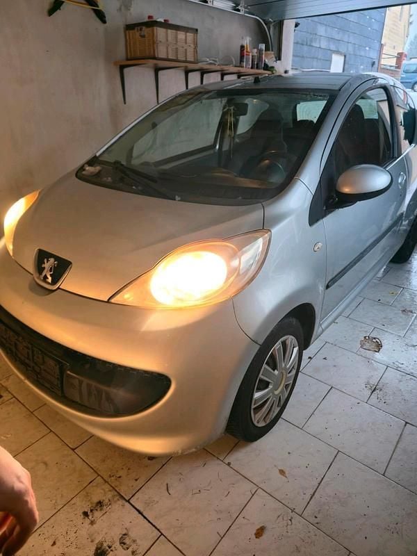 Gebraucht Peugeot 107 68 PS (50 kW) 2008 Silber Kleinwagen