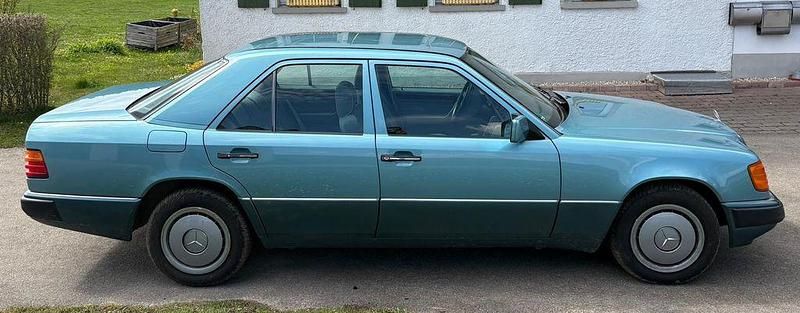 Second-hand Mercedes E230 132 CP (97 kW) 1992 Albastru Berlinǎ