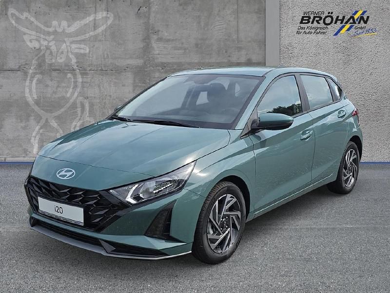 Mangrove green / mic Neu 2025 Hyundai i20 Trend Limousine | 22.680 € (Fairer Preis) - Bild 1/4