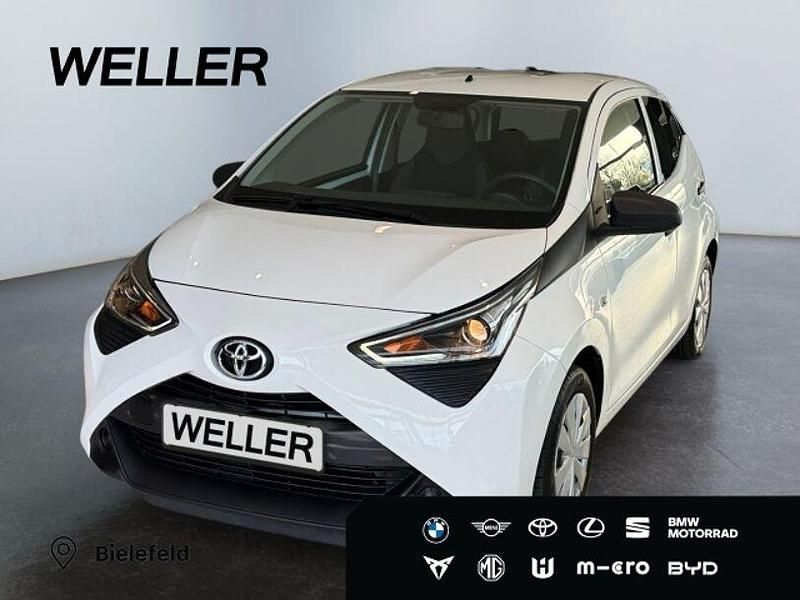 Pianosaweiß Gebraucht 2020 Toyota Aygo Kleinwagen | 10.880 € (Etwas zu teuer) - Bild 1/3