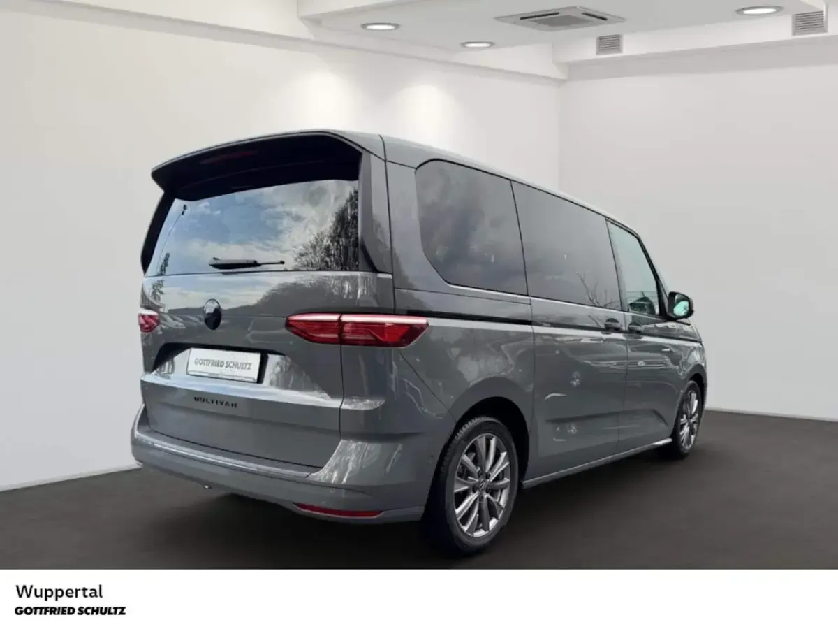 Gebraucht VW Multivan Life 218 PS (160 kW) 2023 Grau Van / Kleinbus
