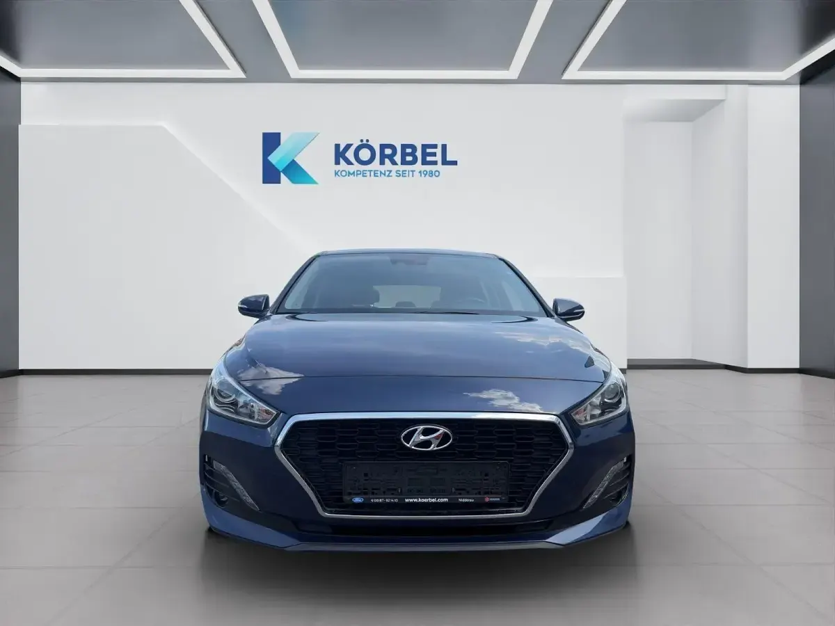 Gebraucht Hyundai i30 Select 99 PS (72 kW) 2018 Blau Kleinwagen