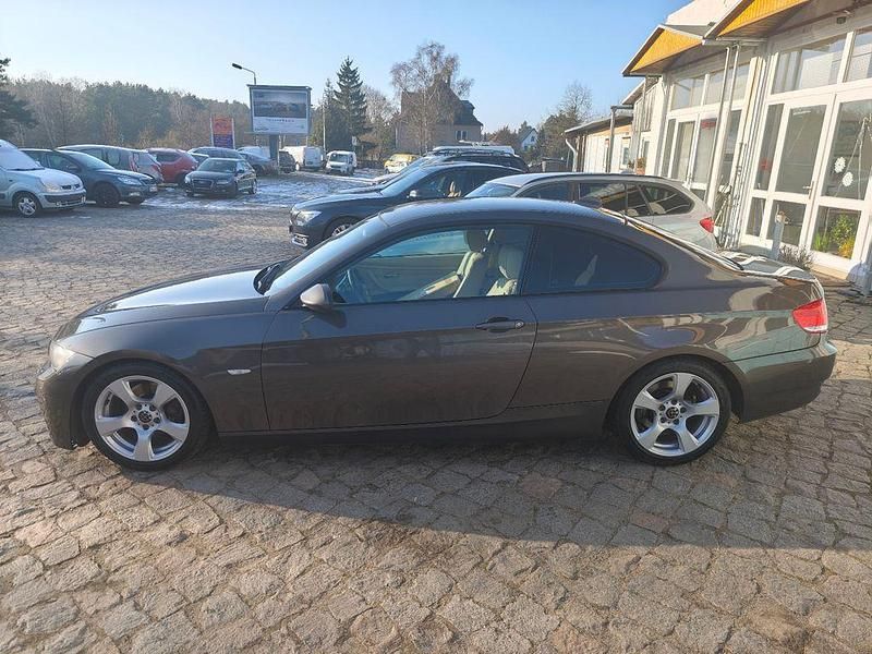 Gebraucht BMW 320 177 PS (130 kW) 2009 Braun Coupé