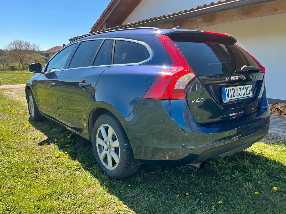 Gebraucht Volvo V60 163 PS (119 kW) 2014 Blau Kombi