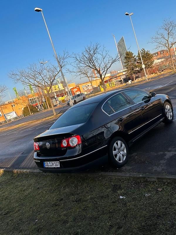 Schwarz Gebraucht 2005 VW Passat Limousine | 2.600 € (Fairer Preis) - Bild 1/4