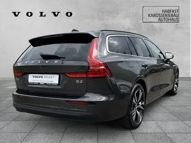 Gebraucht Volvo V60 Core 250 PS (183 kW) 2024 Platinum grey / metallic Kombi