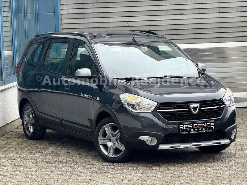 Grau Gebraucht 2020 Dacia Lodgy Stepway Van / Kleinbus | 13.498 € (Fairer Preis) - Bild 1/4