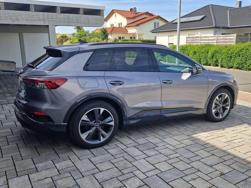 Grau Gebraucht 2022 Audi Q4 e-tron S-Line SUV | 38.799 € (Fairer Preis) - Bild 1/4