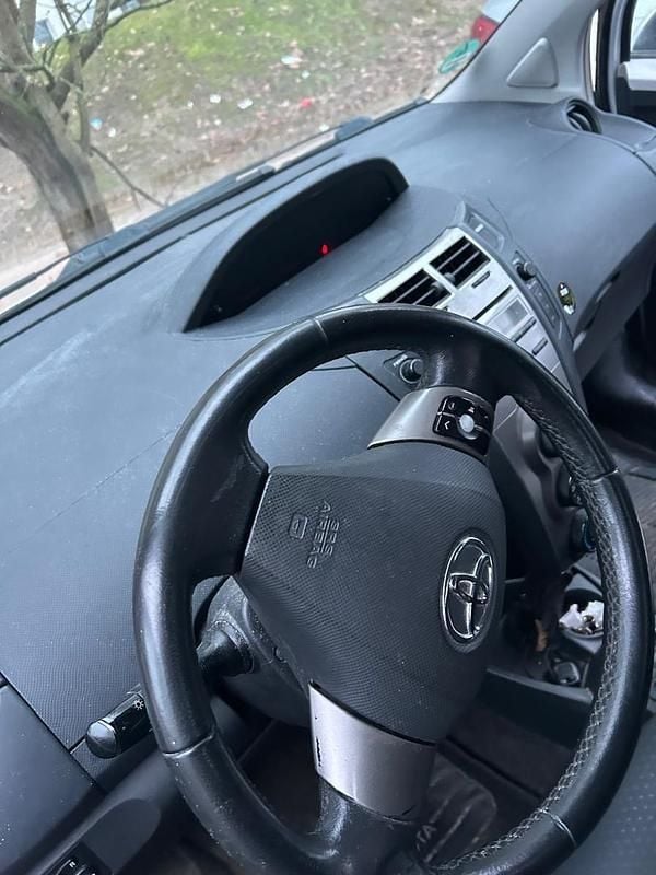 Silber Gebraucht 2010 Toyota Yaris Kleinwagen | 3.200 € - Bild 1/4