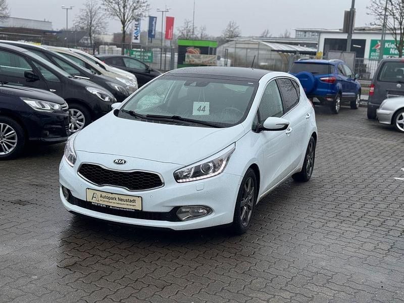Gebraucht Kia Ceed Spirit 135 PS (99 kW) 2012 Weiß Kleinwagen