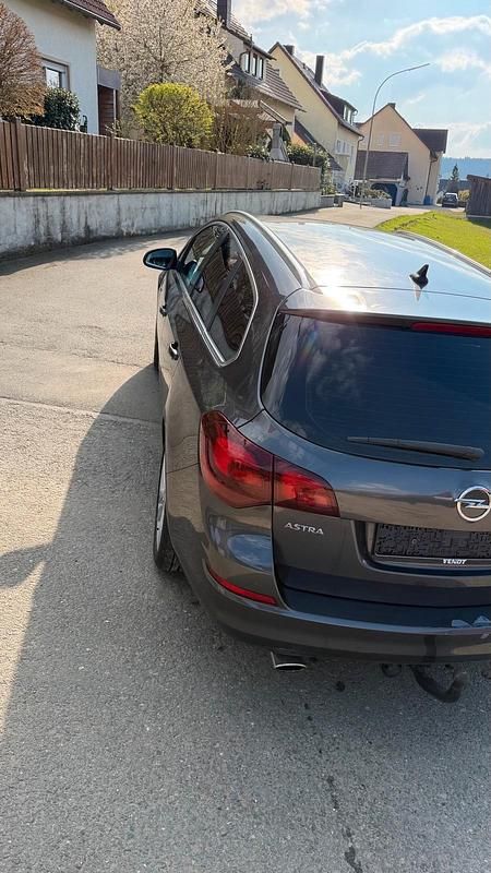 Gebraucht Opel Astra 140 PS (102 kW) 2011 Grau Kombi