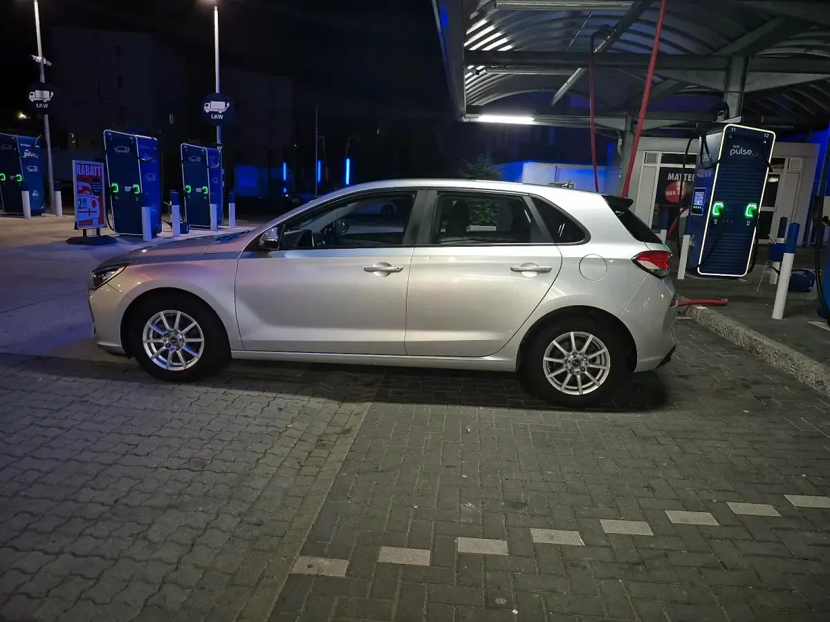 Gebraucht Hyundai i30 99 PS (72 kW) 2017 Grau Limousine