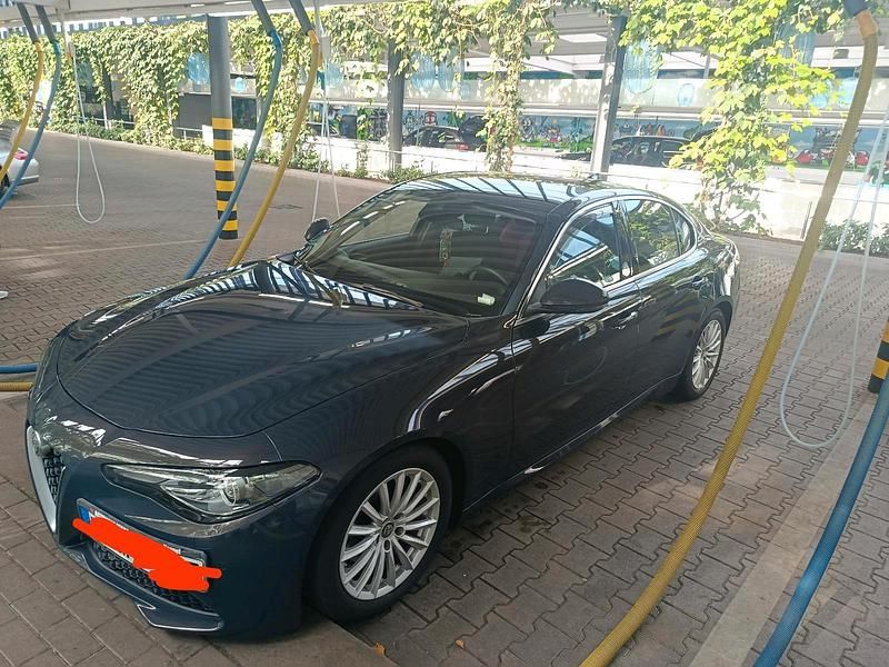 Blau Gebraucht 2016 Alfa Romeo Giulia Limousine | 14.500 € (Fairer Preis) - Bild 1/4