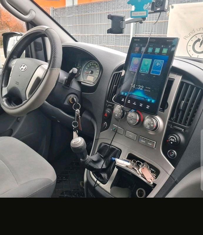 Grau Gebraucht 2011 Hyundai H-1 Van | 7.600 € (Fairer Preis) - Bild 1/4