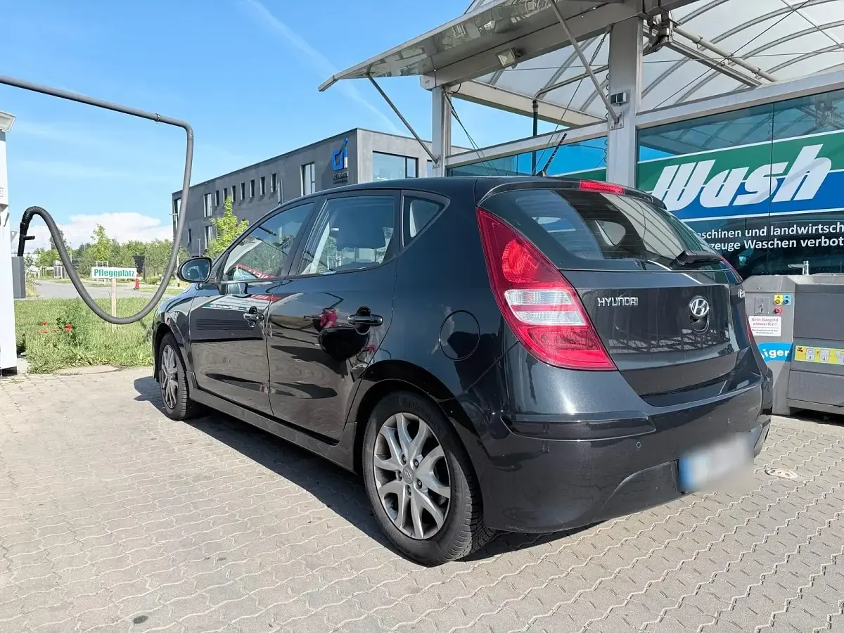 Gebraucht Hyundai i30 Style 109 PS (80 kW) 2010 Schwarz Kleinwagen