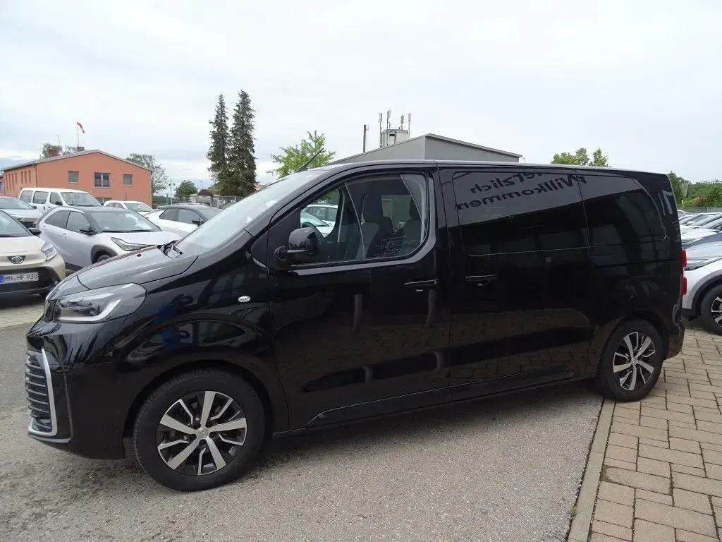 Gebraucht Toyota Proace Verso Team 177 PS (130 kW) 2025 Black metallic Kombi