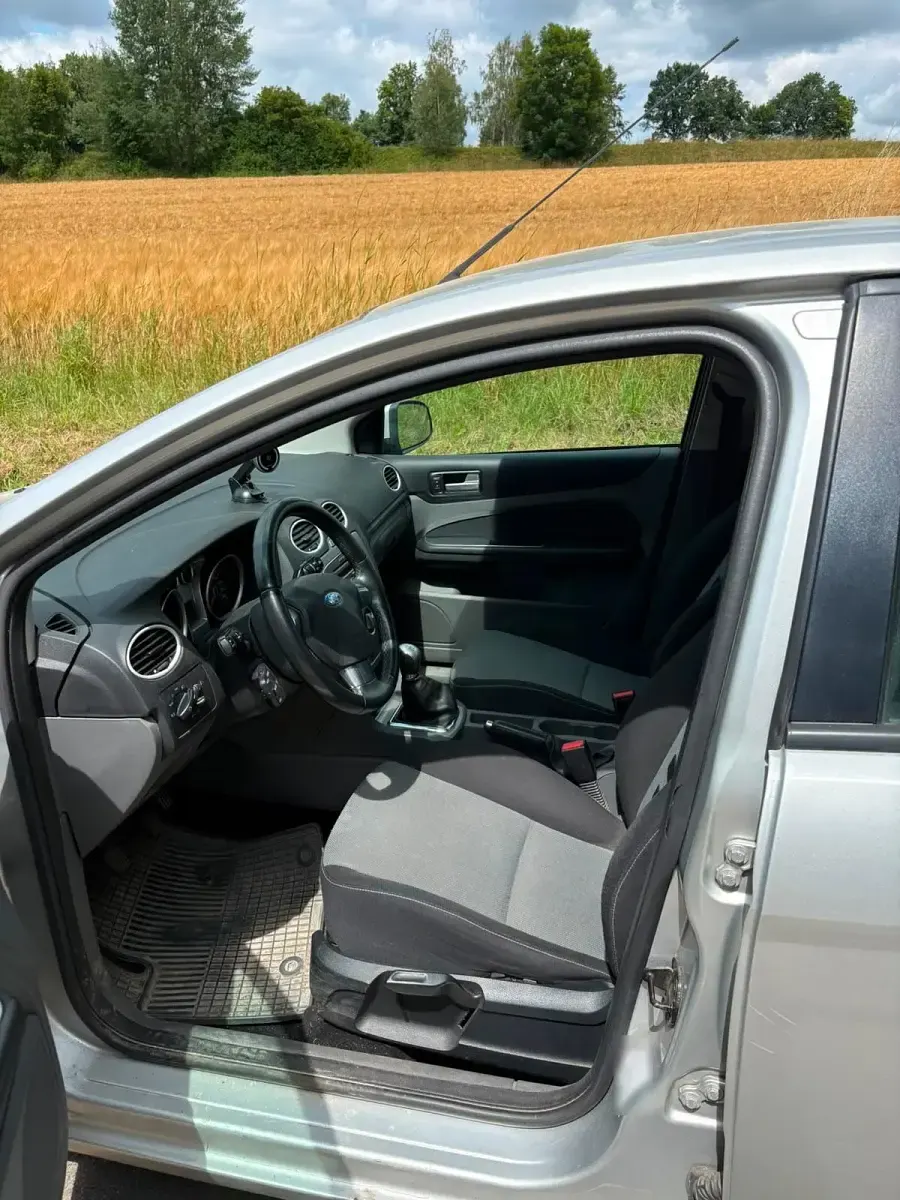 Gebraucht Ford Focus 109 PS (80 kW) 2010 Silber Limousine