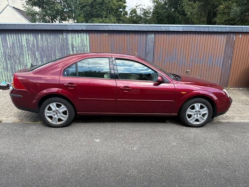 Rot Gebraucht 2001 Ford Mondeo Ghia Limousine | 1.800 € - Bild 1/4