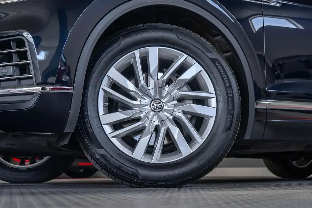 Gebraucht VW Touareg Atmosphere 231 PS (169 kW) 2019 Moonlight blue perleffekt SUV