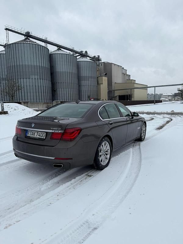Gebraucht BMW 740 313 PS (230 kW) 2015 Braun Limousine
