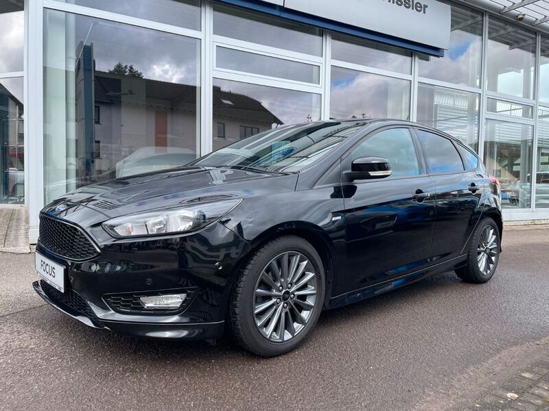 Schwarz Gebraucht 2017 Ford Focus ST-Line Limousine | 14.400 € (Teuer) - Bild 1/4