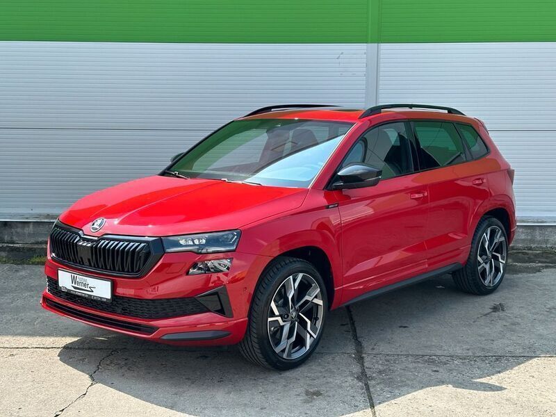 Red metallic Neu 2025 Skoda Karoq SportLine SUV | 42.770 € (Fairer Preis) - Bild 1/2