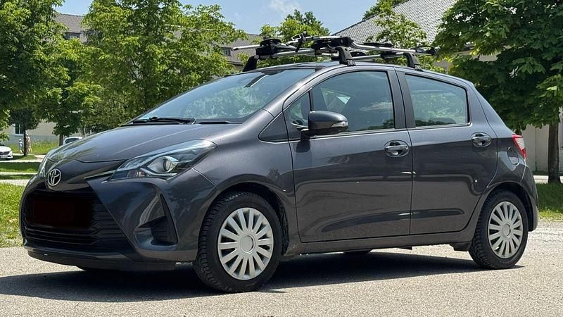 Grau Gebraucht 2019 Toyota Yaris Comfort Kleinwagen | 10.500 € (Guter Preis) - Bild 1/4
