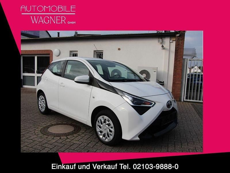 Weiß Gebraucht 2022 Toyota Aygo X-play Kleinwagen | 9.690 € - Bild 1/4