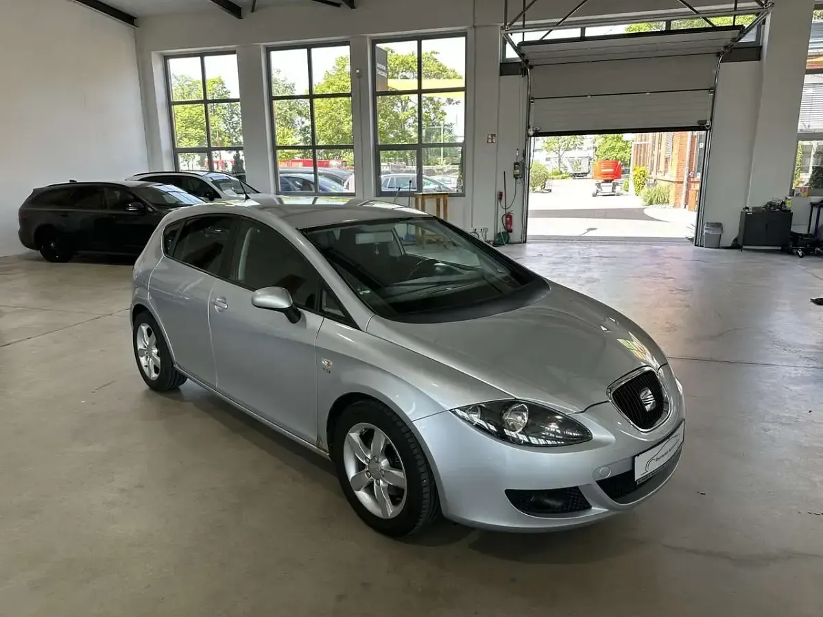 Używany Seat Leon Reference 125 KM (91 kW) 2009 Szary Hatchback