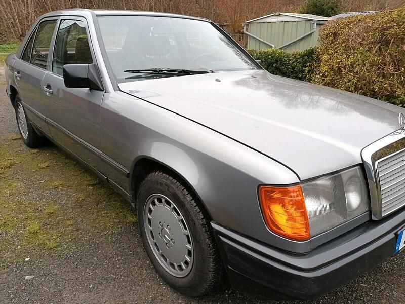 Gebraucht Mercedes E300 179 PS (131 kW) 1986 Grau Limousine