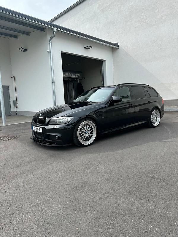 Schwarz Gebraucht 2012 BMW 320 Performance Kombi | 9.999 € - Bild 1/4