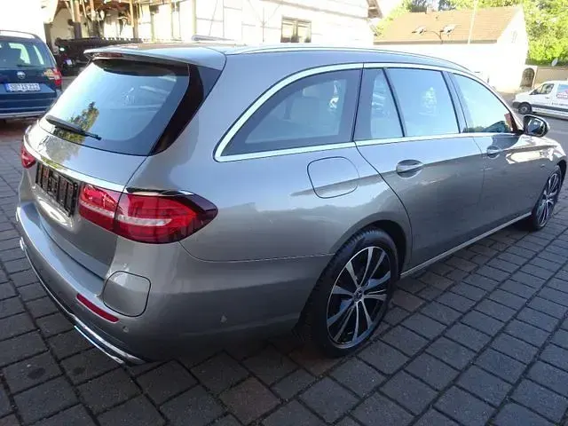 Gebraucht Mercedes E300 194 PS (142 kW) 2020 Mojavesilber Kombi