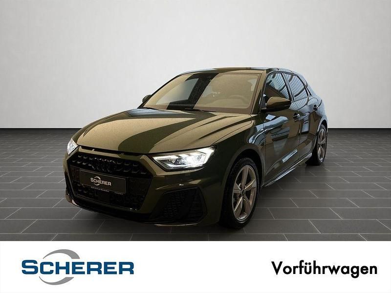 Distriktgrün metallic Gebraucht 2025 Audi A1 S-Line Limousine | 30.490 € (Fairer Preis) - Bild 1/4
