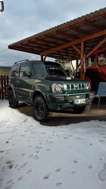 Grün Gebraucht 2009 Suzuki Jimny SUV | 13.800 € - Bild 1/4