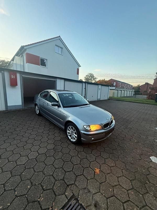 Grau Gebraucht 2004 BMW 320 Limousine | 1.900 € - Bild 1/4